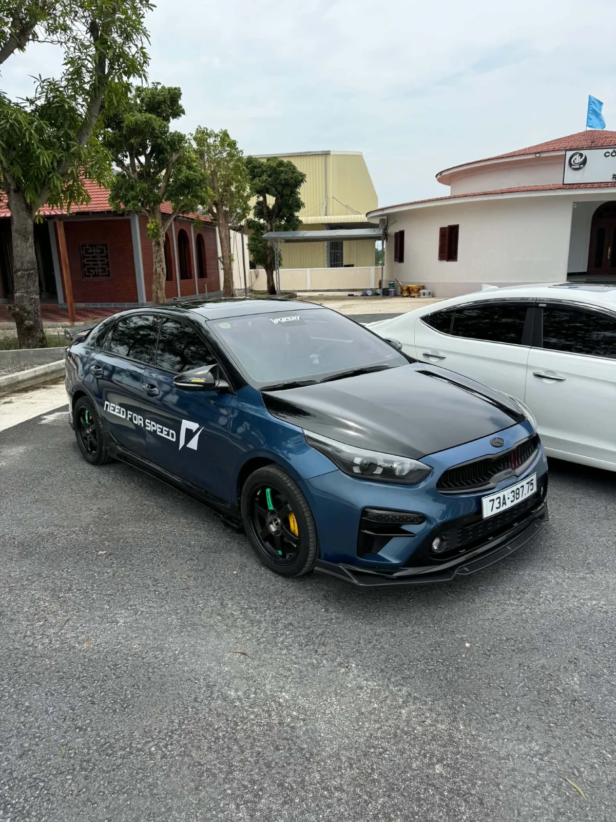 Kia Cerato xanh nhìn từ phía trước