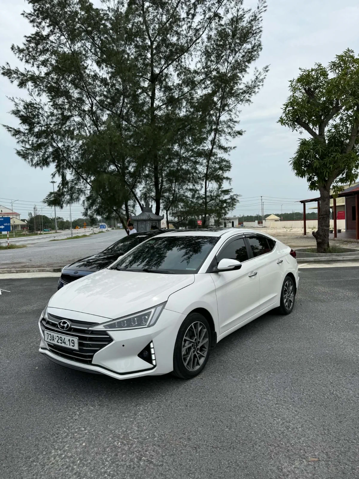 Hyundai Elantra trắng nhìn từ phía trước