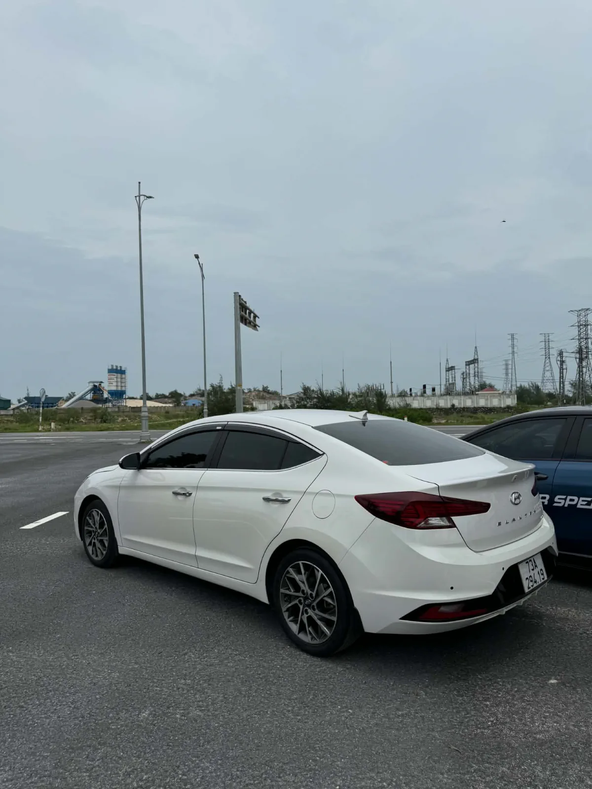 Hyundai Elantra trắng nhìn từ bên hông