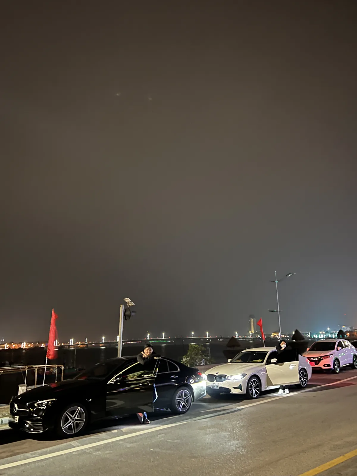 Mercedes đen và BMW trắng trong đoàn xe QBCAR.VN bên bờ sông về đêm