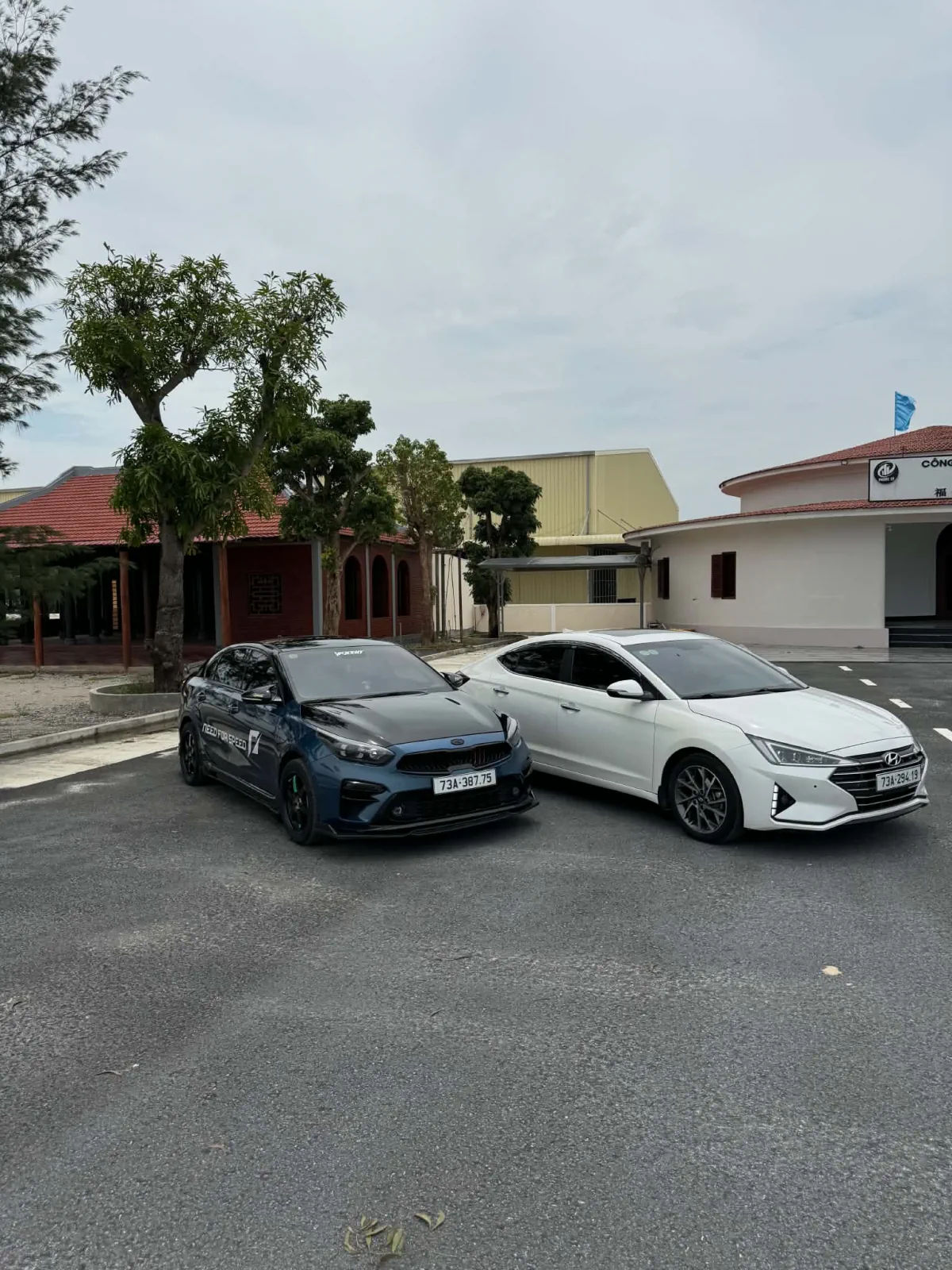 Hyundai Elantra trắng và Kia Cerato xanh trong đội xe QBCAR.VN