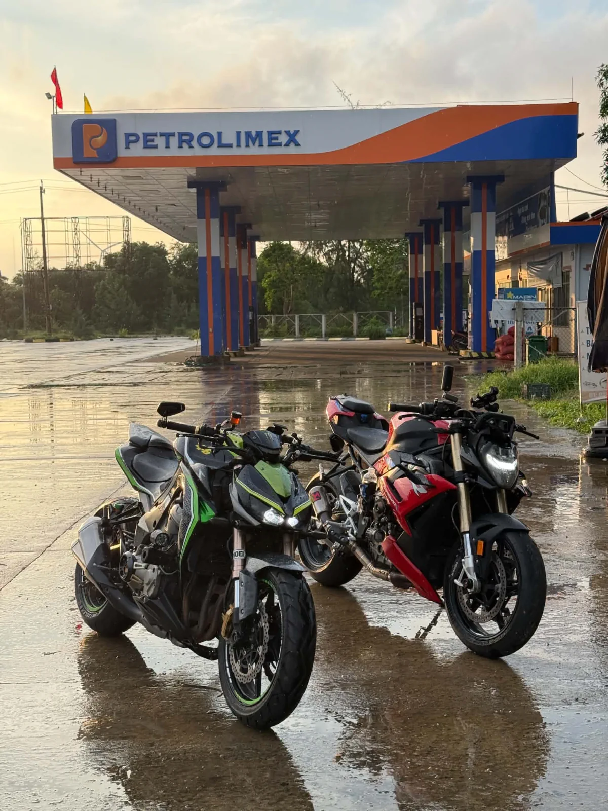 Đội hình mô tô phân khối lớn của QBCAR.VN dưới ánh hoàng hôn