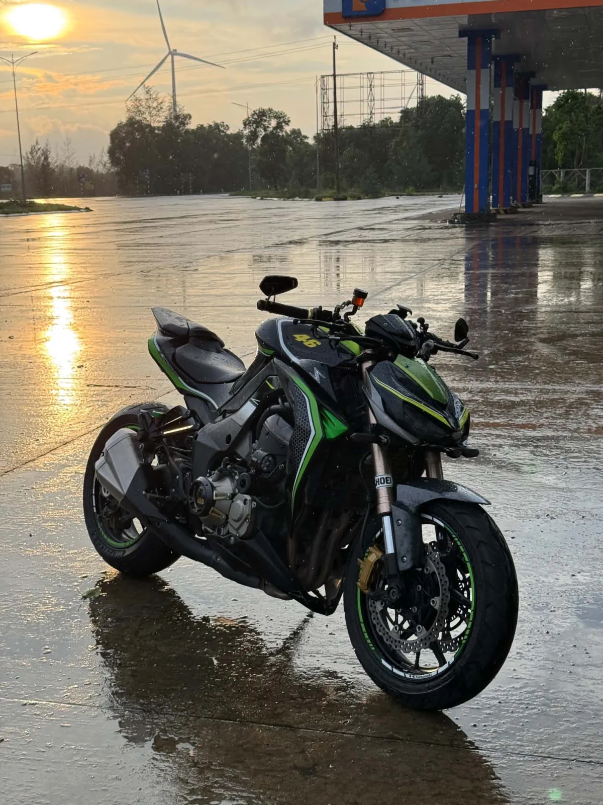 Mô tô Kawasaki tại điểm dừng chân sau cơn mưa