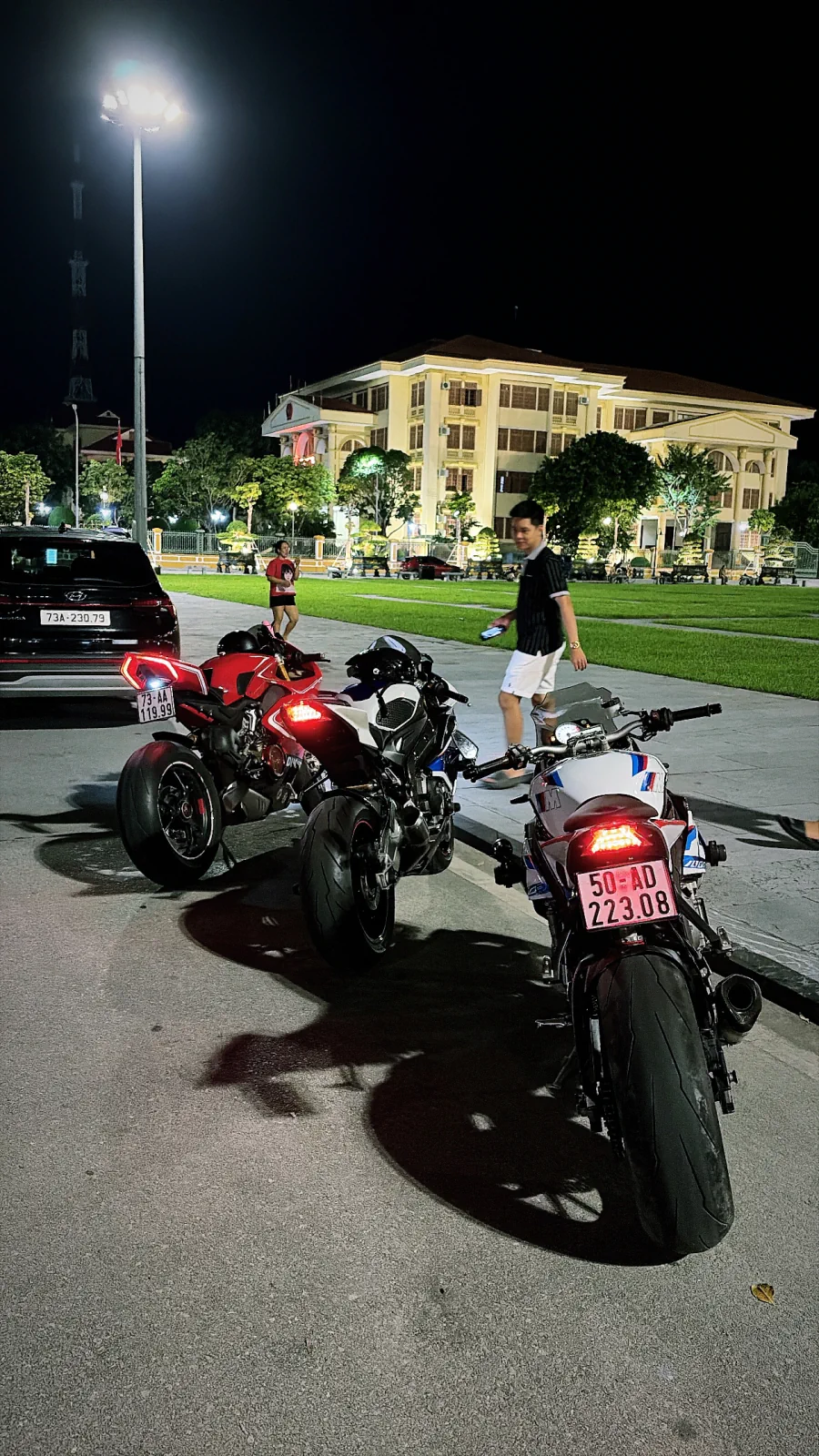 Ba mô tô phân khối lớn đỗ tại quảng trường